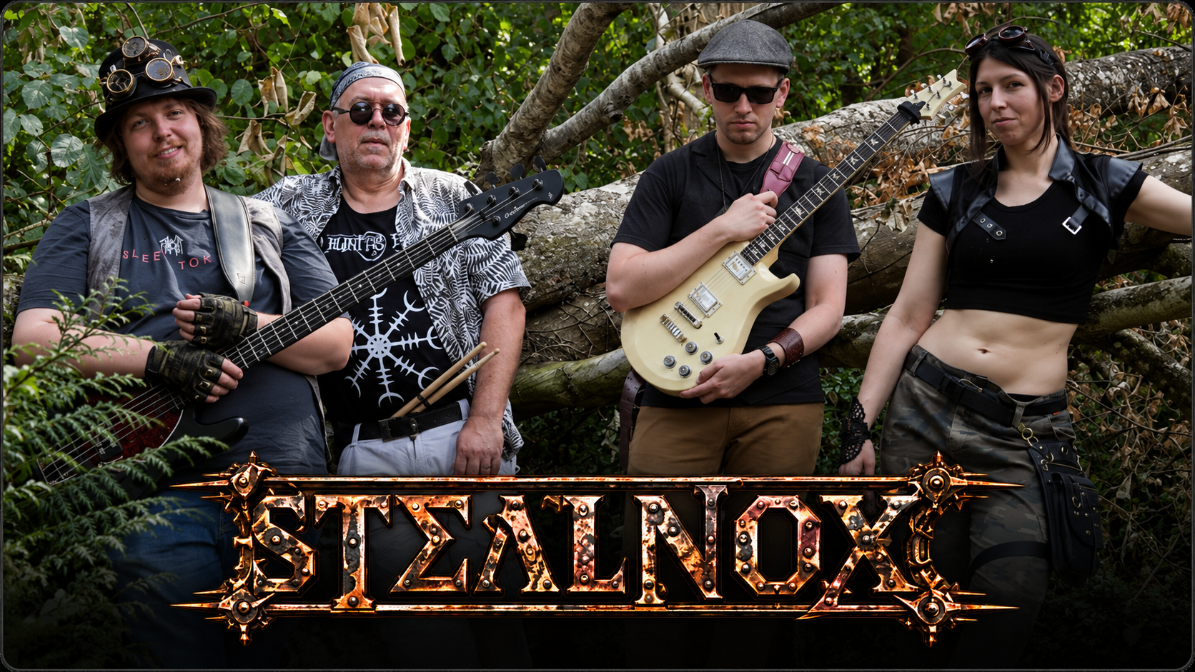 Les quatre membres de StealNox et le logo du groupe