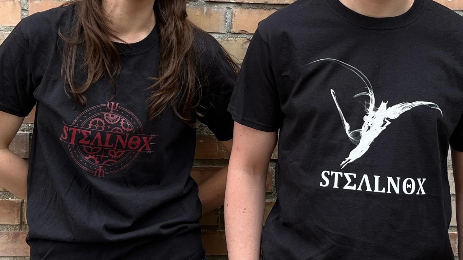 Antoine et Tatiana portant les t-shirts StealNox